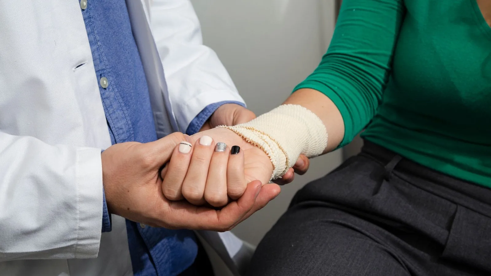 ¿Qué especialista trata el dolor articular?